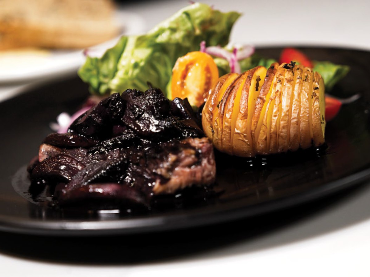 Grilled Steak With Hasselback Potatoes