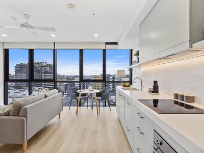 918/50 Longland Street