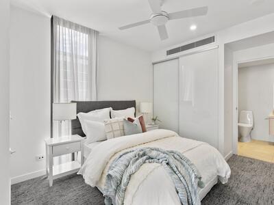 719/50 Longland Street