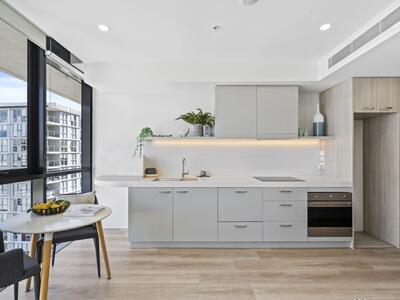 918/50 Longland Street