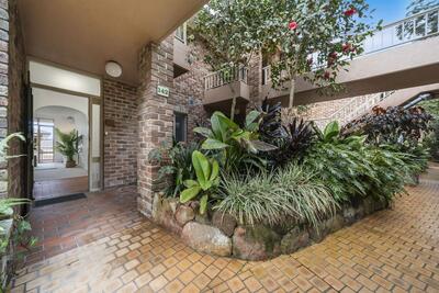 142/42 Roma Road