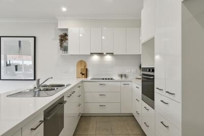 185/2 Rochester Parade