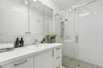 164/2 Rochester Parade