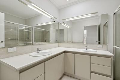 185/2 Rochester Parade