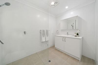 142/42 Roma Road