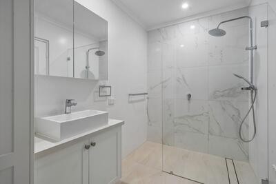 22/6 Hale Road