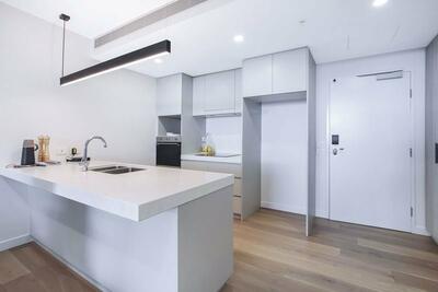 1105/50 Longland Street