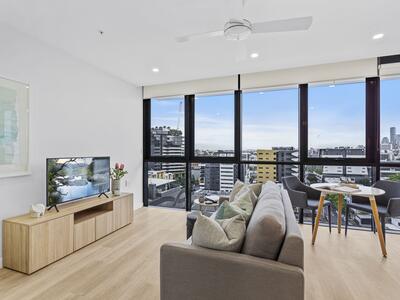 918/50 Longland Street