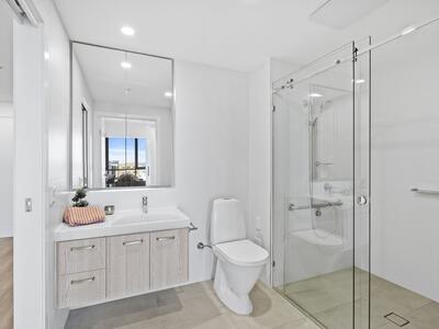 918/50 Longland Street