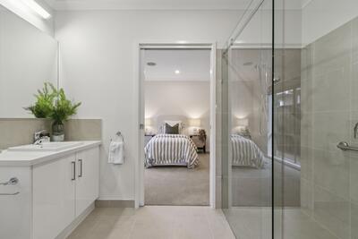 185/2 Rochester Parade