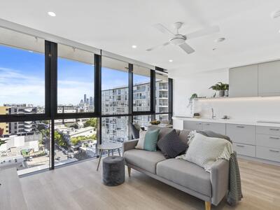918/50 Longland Street