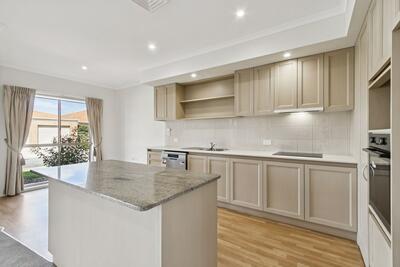 185/2 Rochester Parade