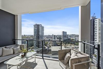 1204/50 Longland Street