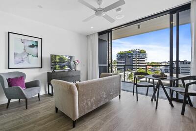 811/50 Longland Street