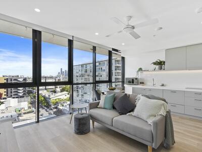 918/50 Longland Street