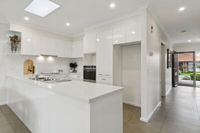 185/2 Rochester Parade