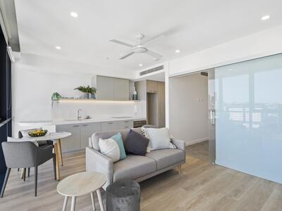 918/50 Longland Street