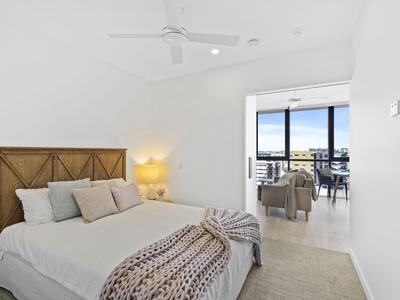918/50 Longland Street