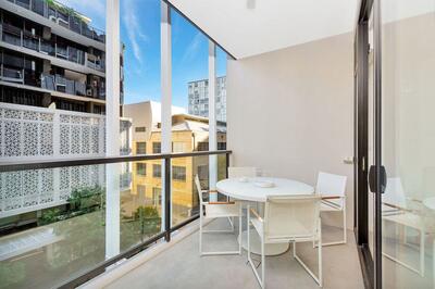 208/50 Longland Street